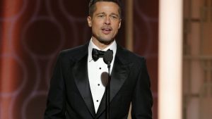 Rozvádějící se Brad Pitt na glóbu. Takto dali kolegové najevo, na koho jsou straně
