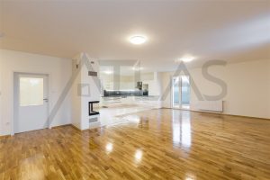 Pronájem rodinného odmu 6+kk, (260 m2), Praha 4 - Újezd, obývací pokoj a kuchyňský kout v přízemí rodinného domu