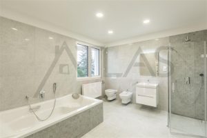Pronájem rodinného odmu 6+kk, (260 m2), Praha 4 - Újezd, koupelna s vanou a sprchou