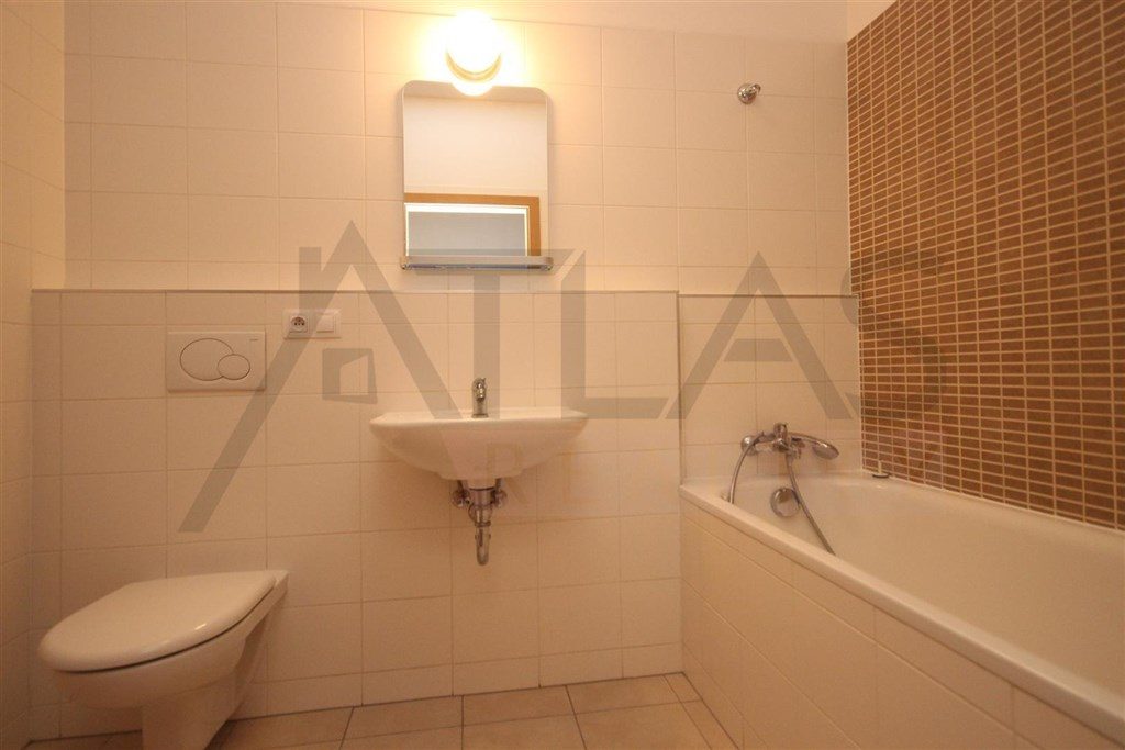 koupelna s vanou a prostorem pro pračku - Pronájem bytu 2+1 Praha 6 - Vokovice, ulice K Červenému vrchu