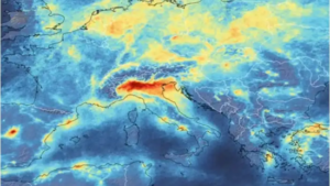 Smog (NO2) v zimním období nad severní Itálií v únoru 2020 (ESA)