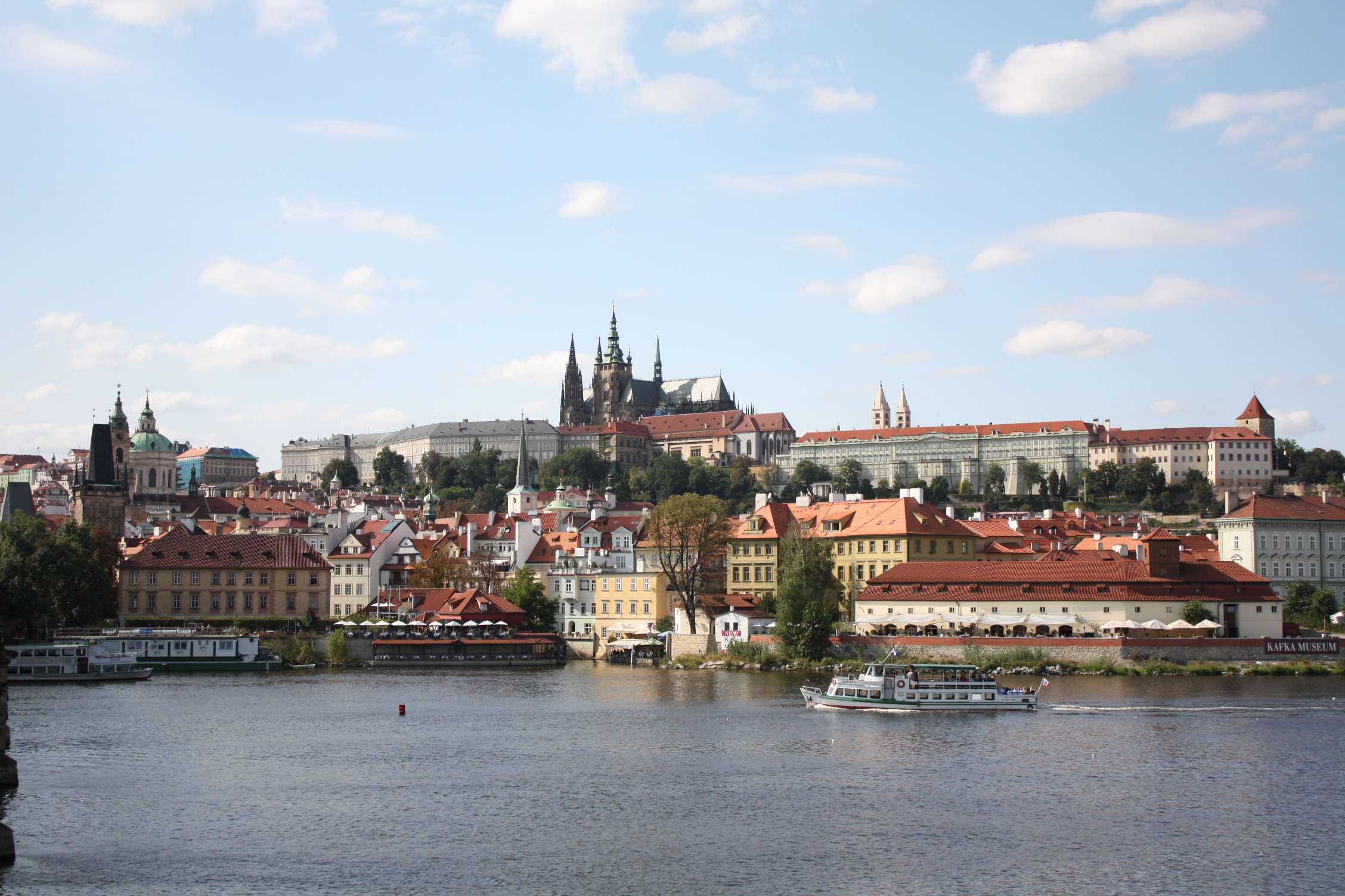 Historička Kateřina Bečková a historik architektury Rostislav Švácha v rezignačním dopise uvádějí, že nechtějí sloužit jako alibi pro záměry, které nepokládají za prospěšné pro rozvoj Prahy.