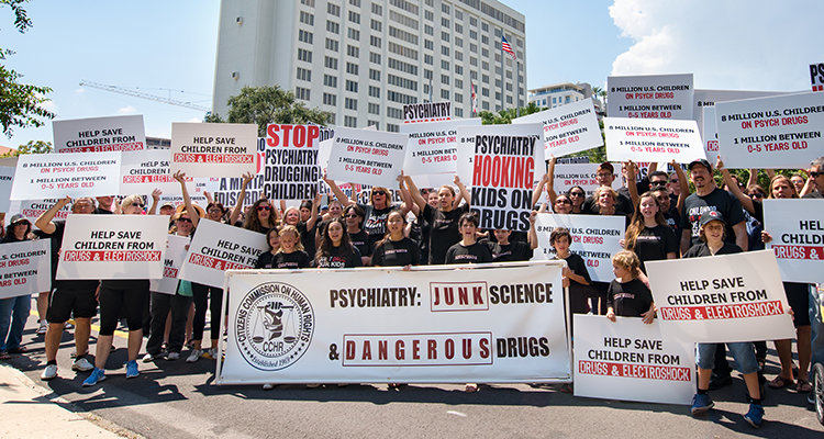 Demonstrace CCHR Florida proti drogování dětí za účelem zisku