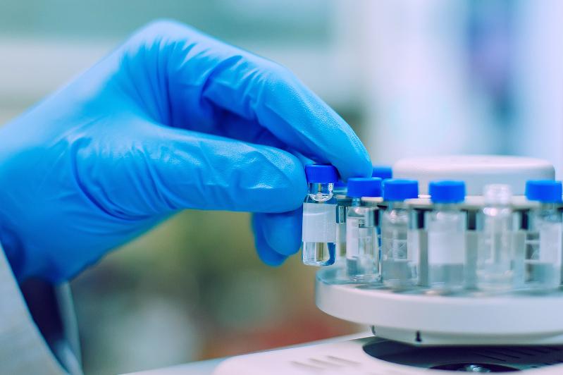 Kazašský profesor vyvíjí lék na rakovinu založený na vitaminu C a arsenu