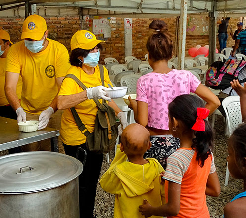 Jasně žlutý stan Scientologických dobrovolných duchovních na hranicích v Kolumbie přináší naději lidem z Venezuely