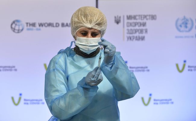 Indický výrobce vakcín pozastavuje vývoz a čínský lék zatím na Ukrajinu nedorazil