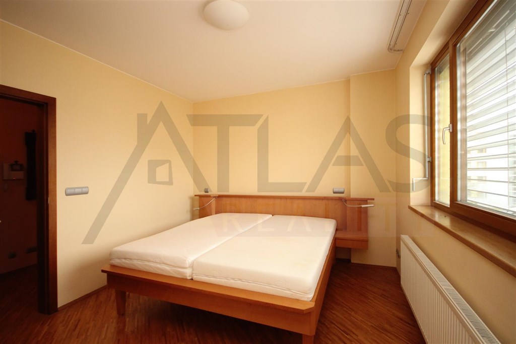 For rent 2 bedroom partly furnished apartment, 103 m2 Praha 6 – Vokovice / Pronájem zařízeného bytu 3+kk, 103 m2, Tibetská Praha 6