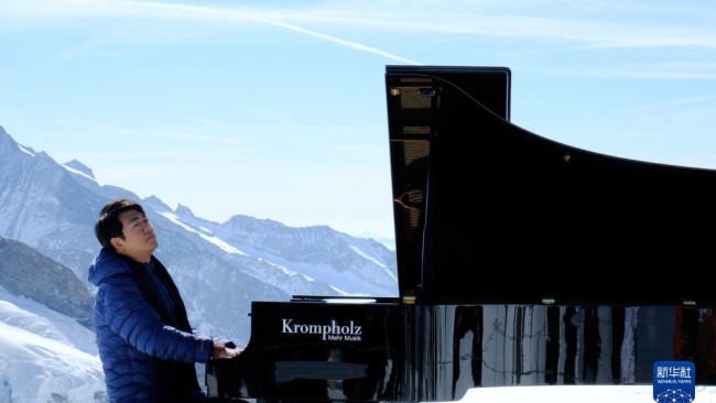 Čínský pianista Lang Lang zahrál na nejvýše železniční stanici v Evropě