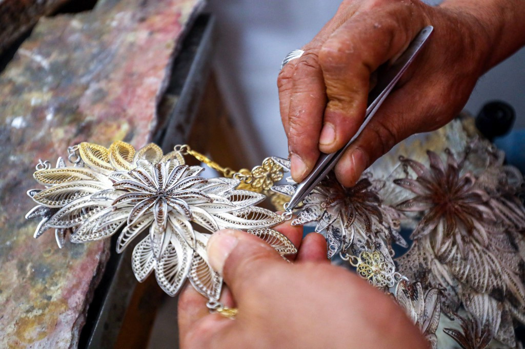 Oživení dědictví: Libyjský muž vyrábí kus tradičního filigránového šperku 8. června na workshopu v hlavním městě Tripolisu 