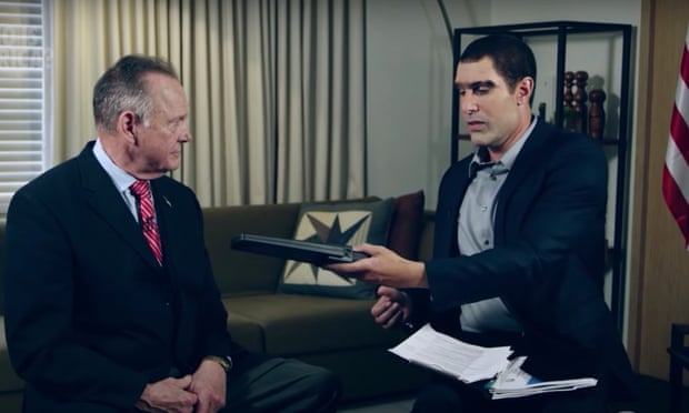 Sacha Baron Cohen v rozhovorech s bývalým kandidátem na GOP Royem Moorem a hraje si s pomůckou „detektor pedofilů“, kvůli které Moore neúspěšně žaloval. Fotografie: ShowTime