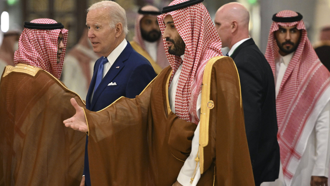 Saúdská Arábie otvírá kohoutky: Biden přesvědčil království, aby zvýšilo produkci ropy