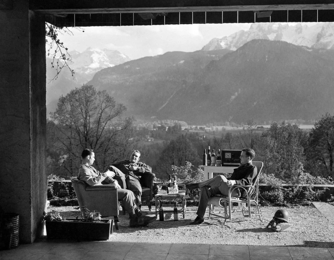 Členové Easy Company, včetně majora Dicka Winterse, fotografovali v roce 1945