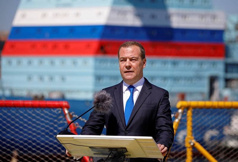 Dmitrij Medveděv, místopředseda Rady bezpečnosti Ruska, pronesl projev během ceremonie u příležitosti Dne stavitelů lodí v Petrohradě v Rusku 29. června