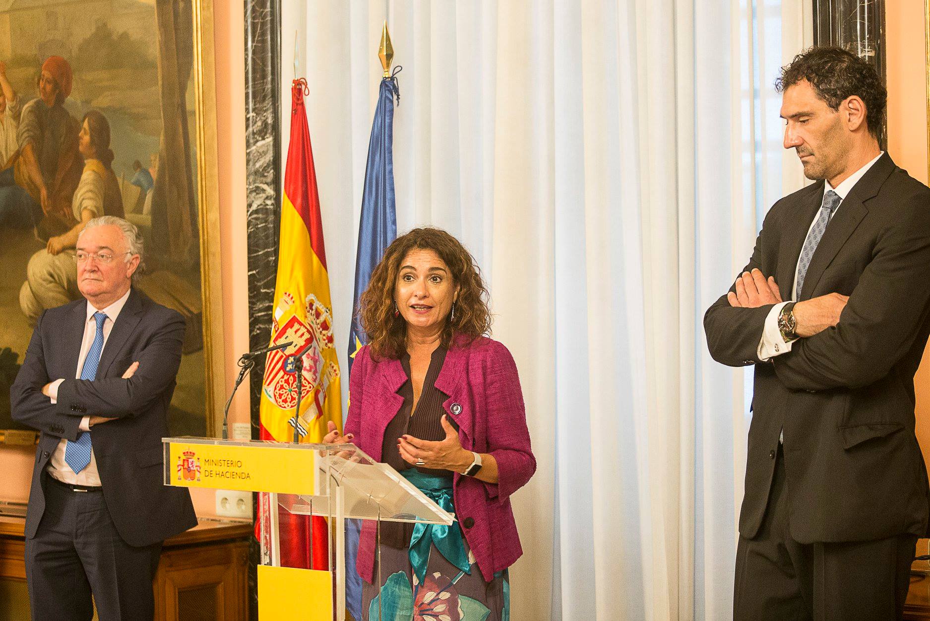 Španělská ministryně financí María Jesús Montero hovoří s tiskem po svém příjezdu na Kongres poslanců v Madridu k hlasování o rozpočtech 24. listopadu 2022