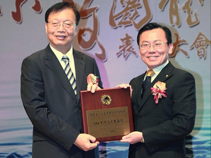 Jedna z mnoha cen zasloužilých náboženských skupin, které Scientologické církvi udělil tchajwanský ministr vnitra