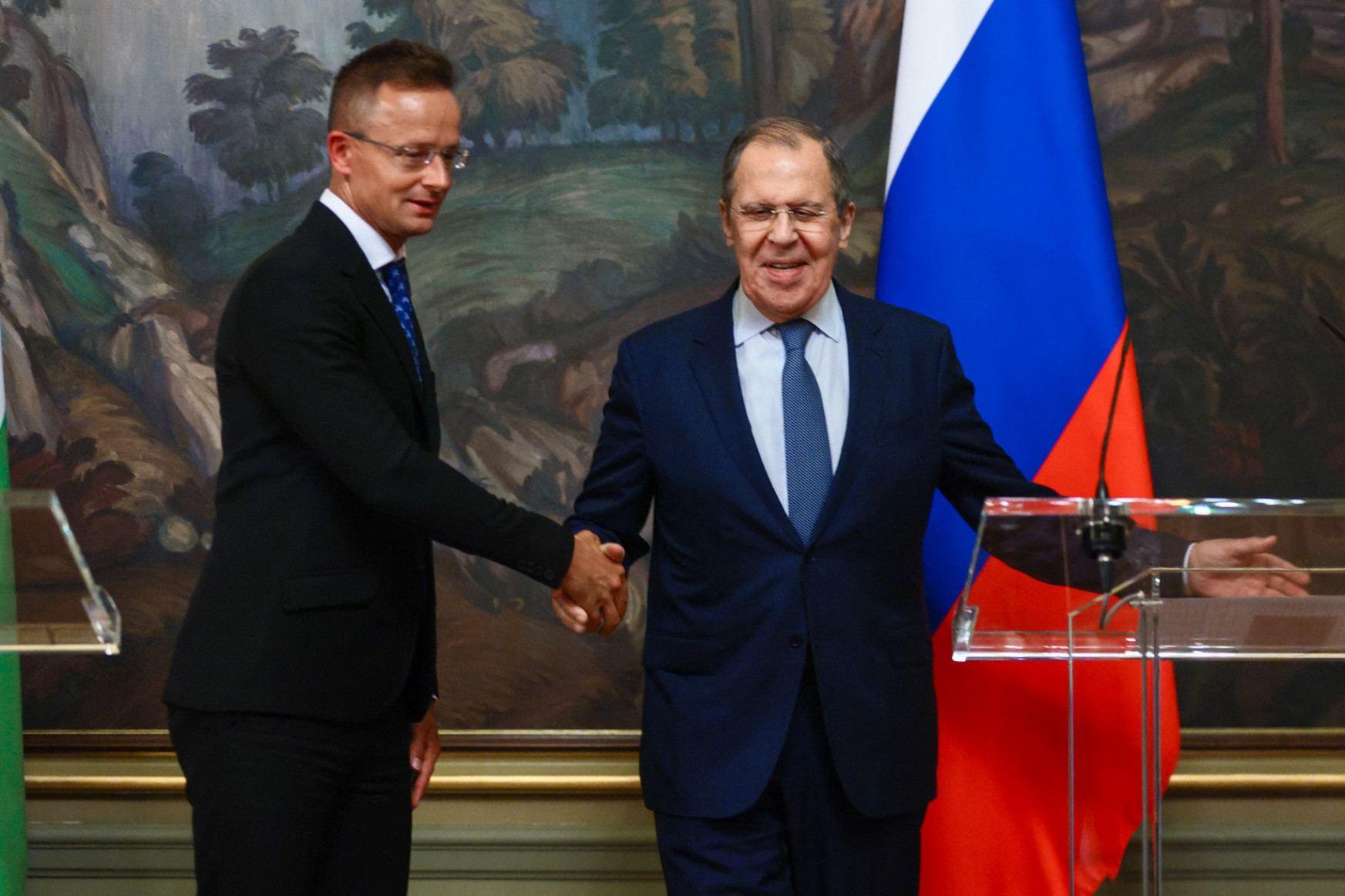 Maďarský ministr zahraničí Péter Szijjártó a ruský ministr zahraničí Sergej Larov na schůzce v Moskvě dne 21. července 2022