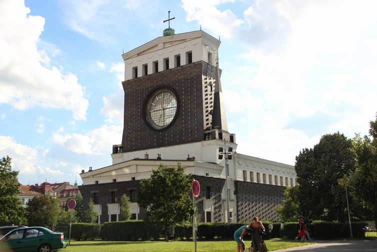 Dominantu náměstí Jiřího z Poděbrad tvoří mimořádná stavba chrámu Nejsvětějšího Srdce Páně z let 1928 – 1932, dílo významného architekta slovinského původu Josipa Plečnika