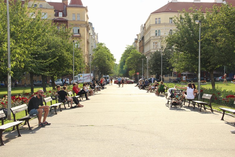 Hlavní plochu náměstí Jiřího z Poděbrad zaujímá městský park, vytvořený v 19. a 20. století na místě původních zahrad.