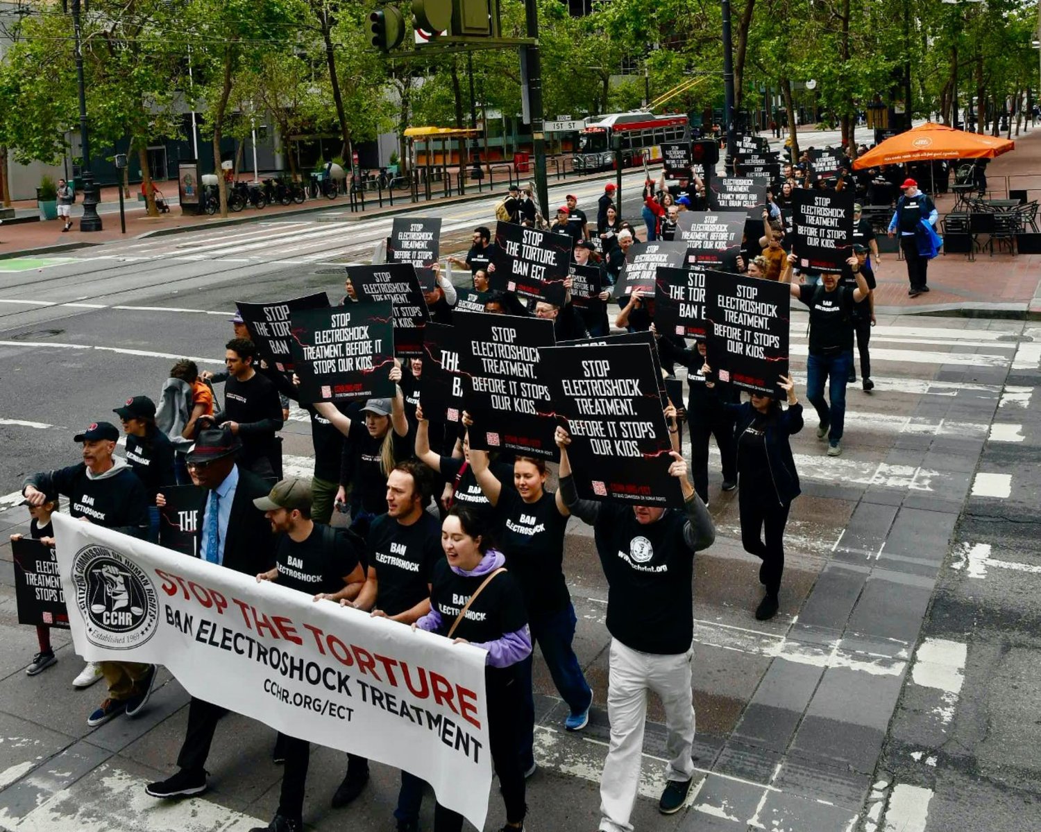 Stovky lidí pochodují v San Francisku, aby požadovaly, aby Americkáý psychiatrická asociace přestala schvalovat používání elektrošoků