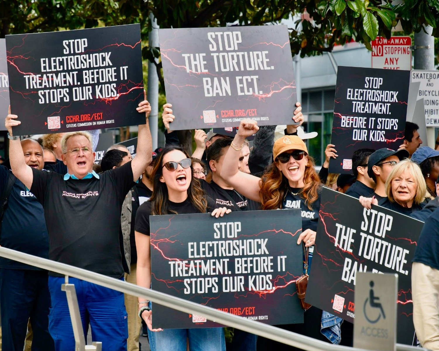 Demonstranti čelí účastníkům sjezdu Americké psychiatrické asociace (APA) v San Franciscu