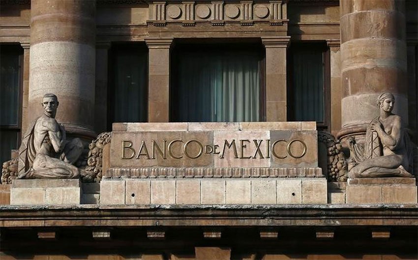 Americký dolar měl v pátek v jednu chvíli hodnotu 17,02 pesos, ačkoli trhy uzavřely na 17,05 pesos, ukázala data Banxico