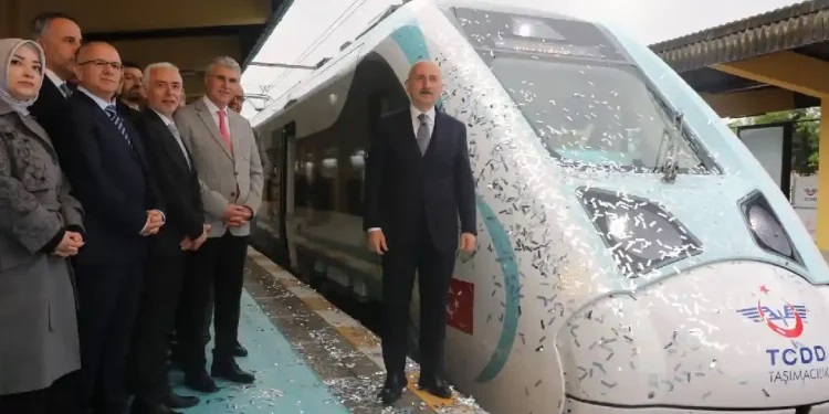 Začíná provoz prvního v Turecku vyrobeného elektrického vlaku