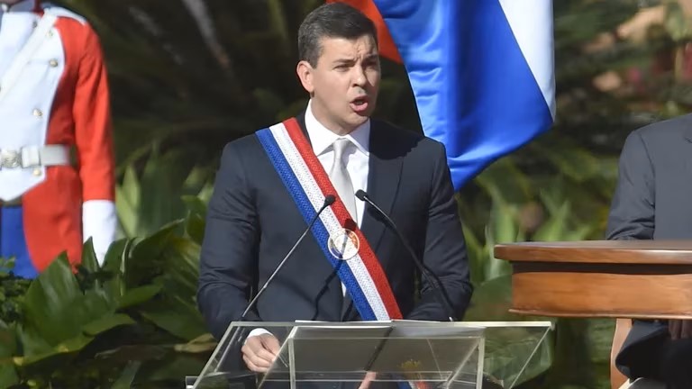 Nový prezident Paraguaye Santiago Peña