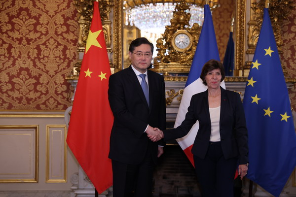 Qin Gang jedná s francouzskou ministryní pro Evropu a zahraniční věci Catherine Colonnou