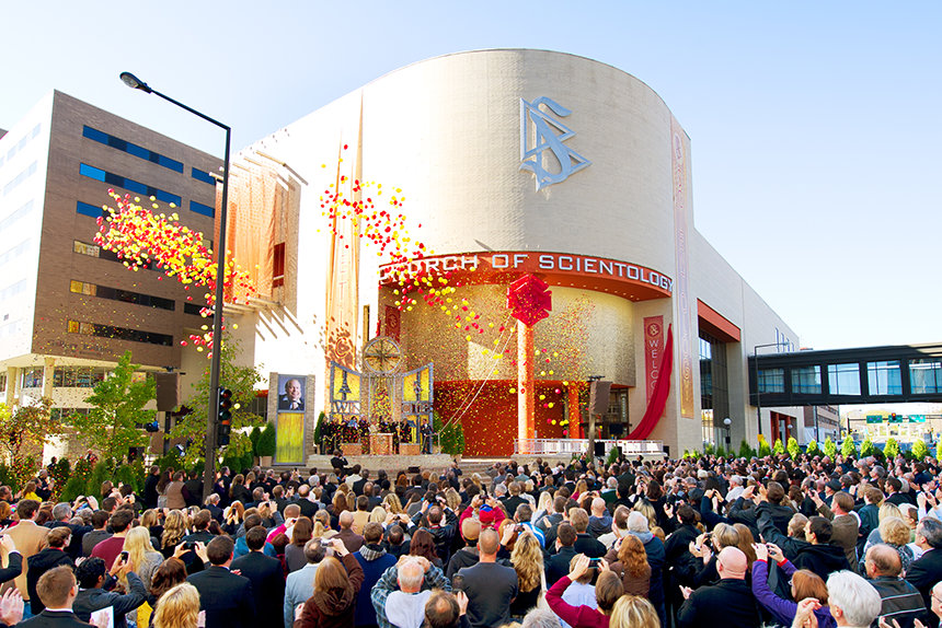NOVÁ IDEÁLNÍ ORGANIZACE DVOJMĚST SCIENTOLOGICKÉ CÍRKVE byla zasvěcena 22. října 2011 na ceremoniích, kterých se zúčastnilo více než 1000 scientologů a jejich hostů. Pan David Miscavige, předseda správní rady Centra náboženských technologií a církevní vůdce scientologického náboženství, se připojili k občanským vůdcům a vládním úředníkům, aby si připomněli otevření první ideální scientologické církve na Středozápadě.