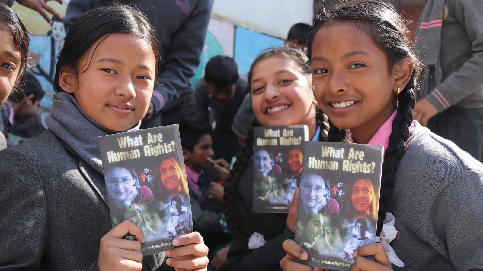 Studenti z Nepálu se učí o svých základních lidských právech, včetně práva na vzdělání.