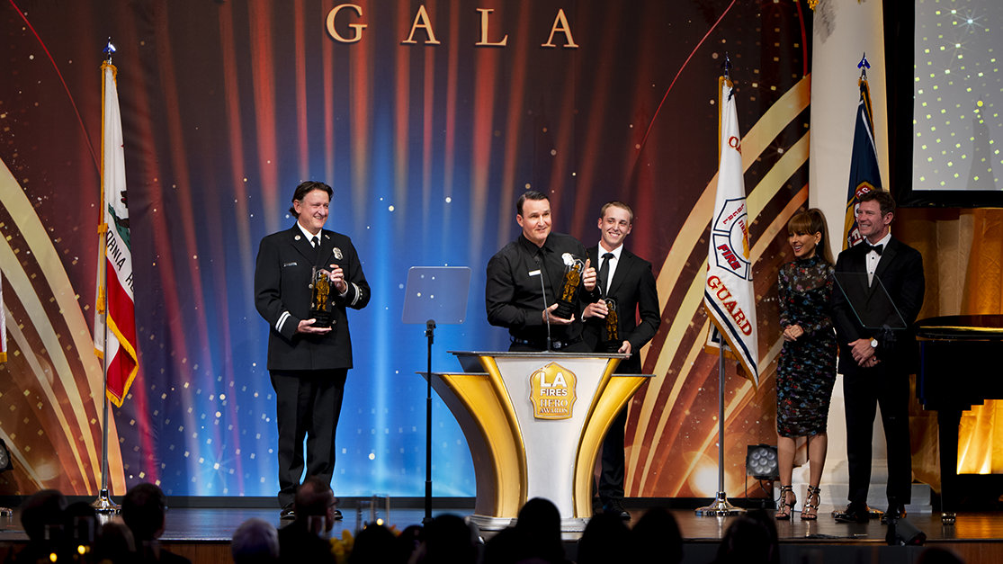 Slavnostní galavečer, jehož součástí byla i sbírka pro hasiče, pořádala organizace Churches of Scientology Disaster Response, globální síť dobrovolných duchovních (VM) proslulých svým soucitným úsilím o pomoc a humanitárními úspěchy tváří v tvář katastrofám.