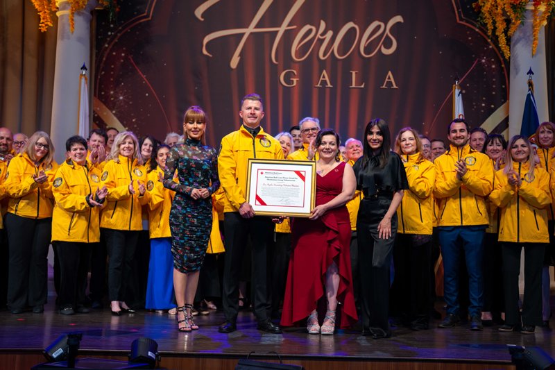Dobrovolní duchovní scientologie v Los Angeles přebírají na slavnostním předávání cen LA Fires Hero Awards Gala 29. března 2025 čestné ocenění Amerického červeného kříže za záslužnou skupinovou dobrovolnickou činnost jako uznání za jejich neúnavné úsilí o pomoc během a po požárech v Los Angeles v lednu 2025. Více než 2 600 dobrovolníků přispělo k pomoci městu prostřednictvím projektů obnovy a komunitních služeb.