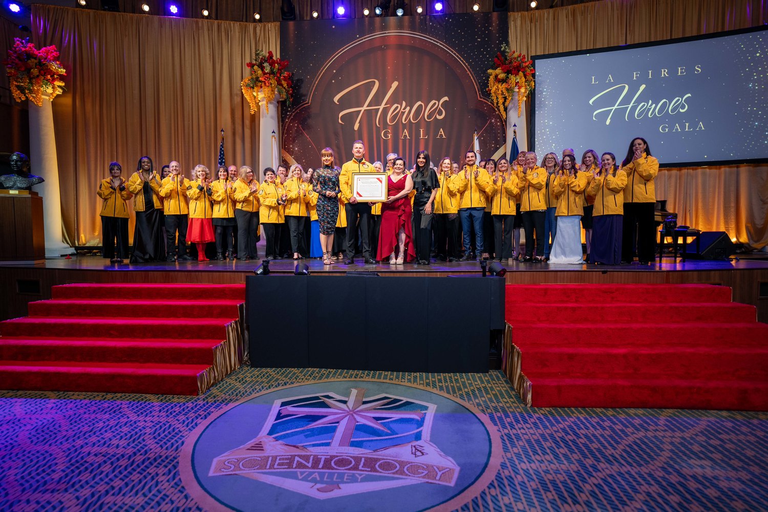 Silná demonstrace jednoty na slavnostním předávání cen LA Fires Hero Awards Gala, které se konalo v Church of Scientology Valley 29. března 2025 a bylo na něm oceněno za statečnost hasičů a ducha spolupráce komunitních organizací po ničivých lesních požárech v Los Angeles.