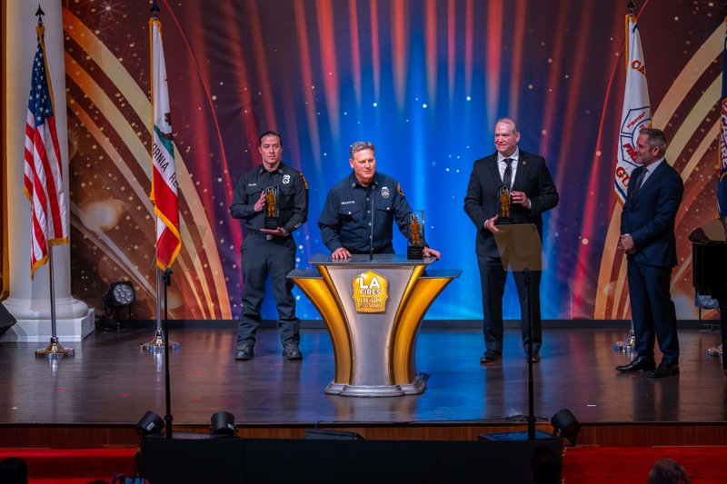 Kapitán hasičů okresu Los Angeles Jacob Raabe (vlevo) a prezident hasičů okresu Los Angeles Dave Gillotte (vpravo) hrdě stojí na slavnostním předávání cen LA Fires Hero Awards 29. března 2025 a přebírají ocenění za své hrdinské úsilí během požárů Eaton a Palisades, které patří k nejničivějším v historii Kalifornie.