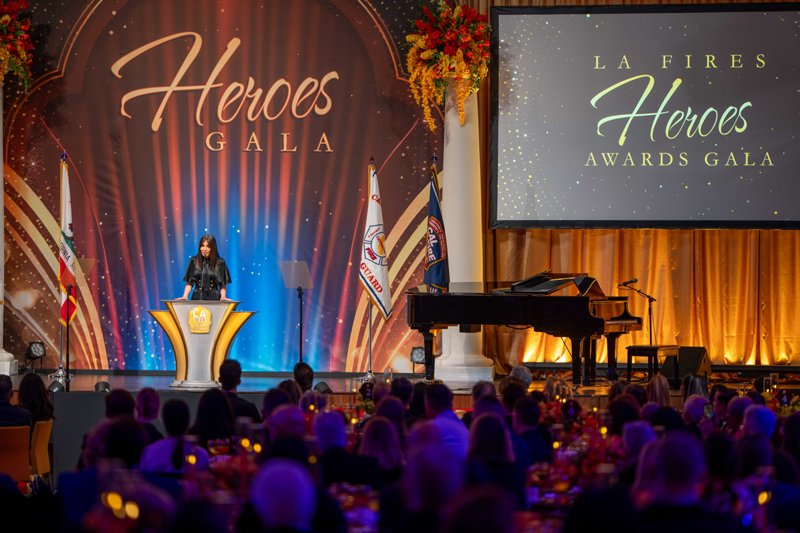 Slavnostní předávání cen hrdinům Los Angeles Fires v kostele Scientologického údolí 29. března 2025