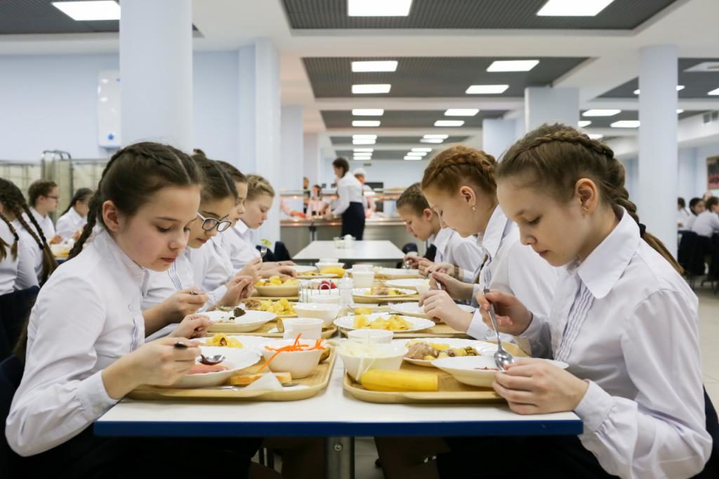 Od 1. září 2020 budou ruským školákům podávána teplá jídla