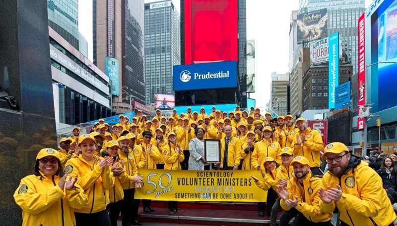 Kongresová proklamace prezentovaná na Times Square v New Yorku na počest L. Rona Hubbarda a 50. výročí hnutí Volunteer Ministers, kterou vytvořil